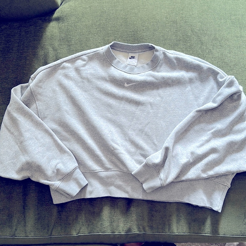Nike Women’s Gray Cropped Oversized Crewneck Small